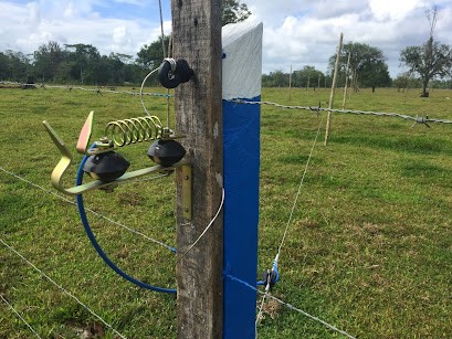Pararrayos Lacme instalado en poste inicial de la cerca eléctrica